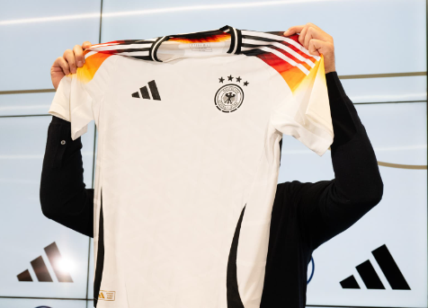 After 70 years, the German football federation leaves the German Adidas for the American Nike. Great excitement in the country