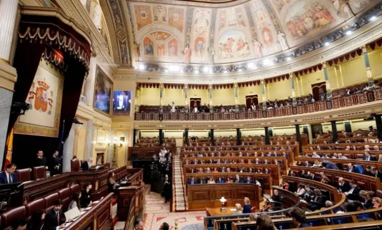 By consensus, the Spanish Parliament votes in favor of amnesty for Catalan separatists.