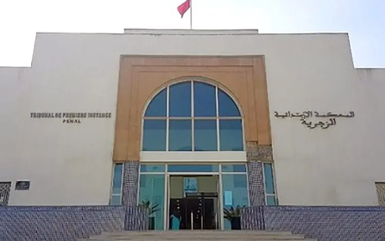 Casablanca: A person attacks a judge in his office at the judicial court. The why