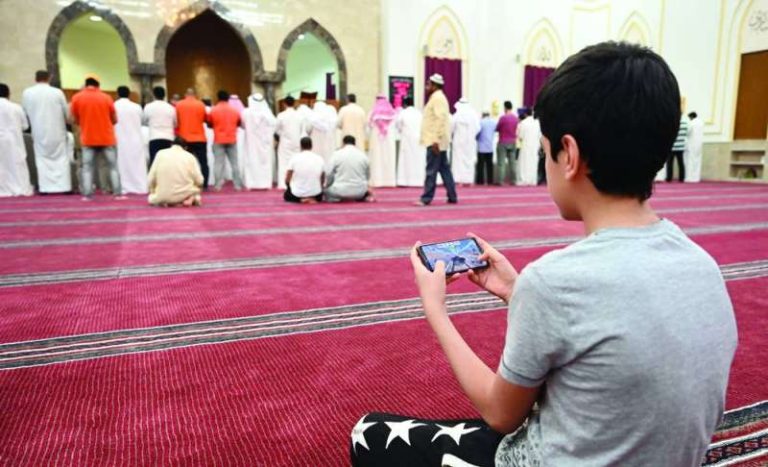 Italy..Children manipulate and infiltrate the ranks of those who pray the Tarawih prayers