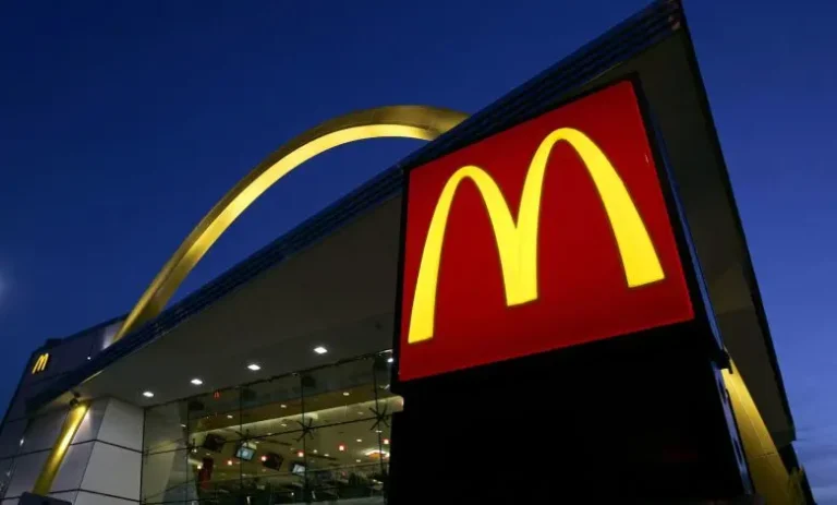 McDonald's Get Out » – Residents of Tangier demonstrate in front of a McDonald's restaurant