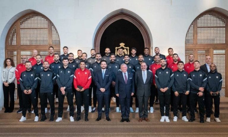 The Jordanian king decorates the “Nashama” national team led by Moroccan coach Hussein Amotta.