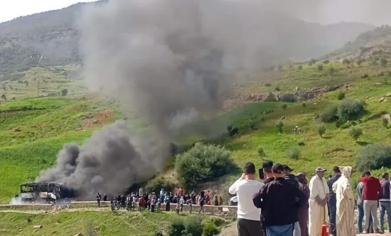 A fire devastates a commuter bus in Chefchaouen (photos)