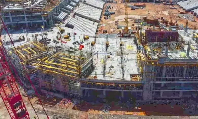 The outlines of the third floor are beginning to appear at the Rabat stadium, and work continues day and night.