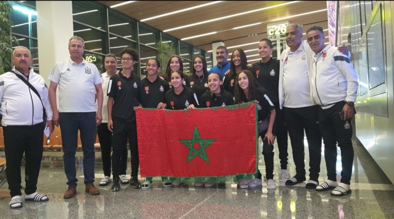 Men's and women's national school football teams participate in the World Cup in China
