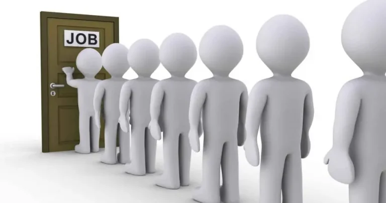 The unemployment rate reached 13.7% over the last 3 months, according to the High Commission for Planning