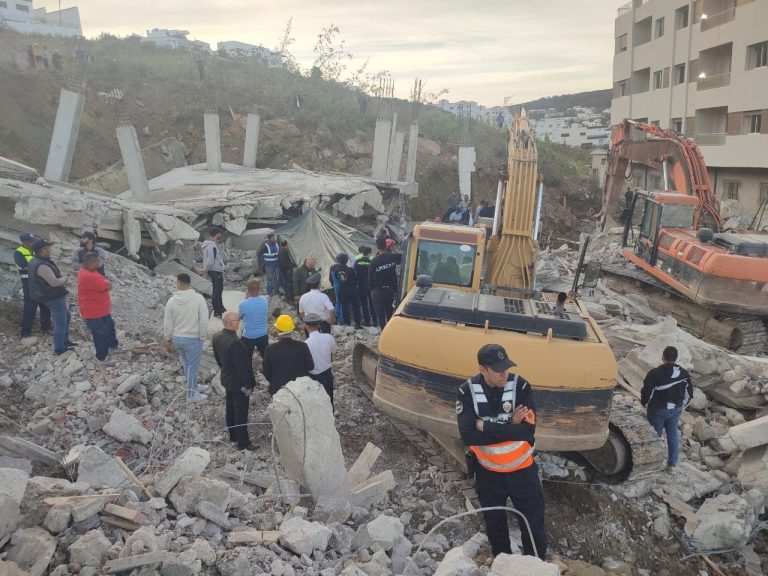 Urgent.. The recovery of a body under the rubble of the Al-Rahra building is likely that of the building's guard