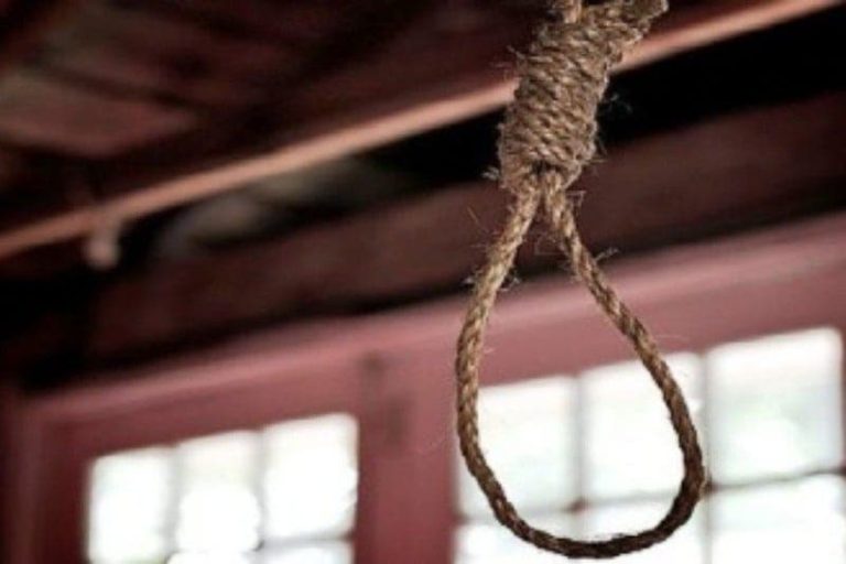 In mysterious circumstances, a schoolgirl committed suicide at the Grand Palais