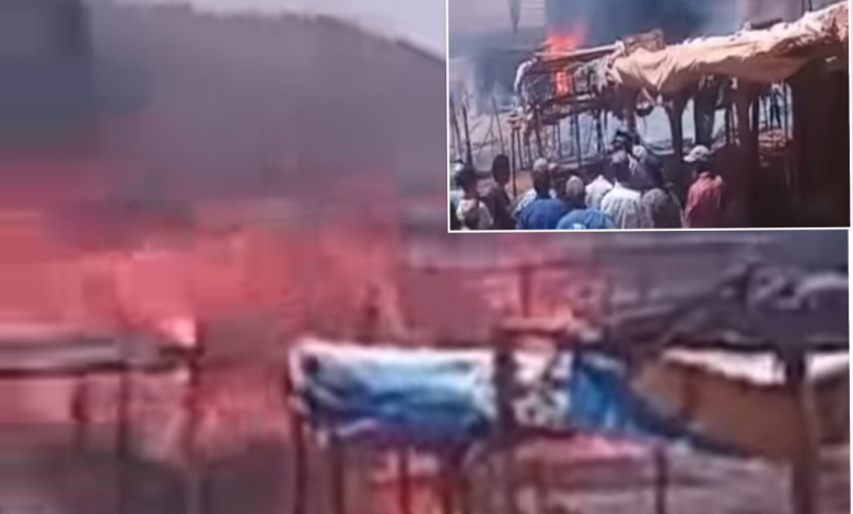 Midelt.. A huge fire broke out in Suwayqa in the Boumieh region, near the bus station.