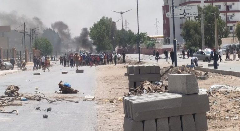 The achievements of the State of Cabarets… Algerian citizens only drink water once every 3 days instead of 15 days.