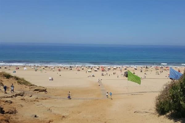 « Une mer sans plastique »...une campagne pour sensibiliser les enfants à l'importance de préserver le milieu marin sur la plage d'Al-Hawzia