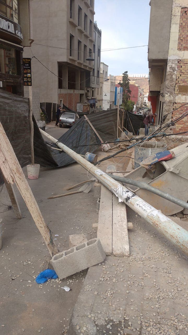 Al Hoceima: A collapsed electric pole fell, causing fractures in a construction worker