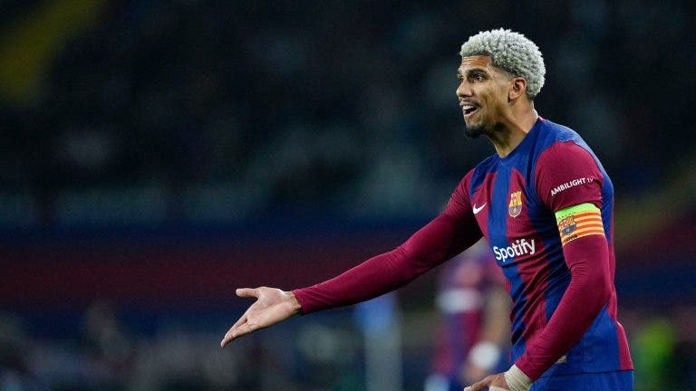Barcelone annonce que son défenseur Araujo a été opéré