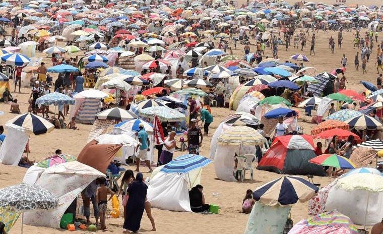 La plage de Bouznika est saturée de vacanciers et l'entrée de « Lotorot » s'arrête pendant des heures