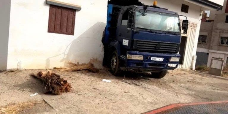 Un camion poubelle s'introduit dans une maison à Kénitra et envoie des blessés aux urgences