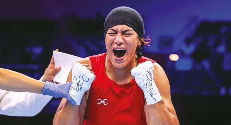 Khadija Al-Mardi meets her opponent in the quarter-finals of the Paris Olympics