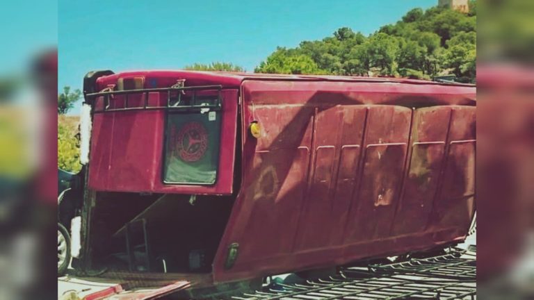 One person was killed and seriously injured in a car accident that overturned in the suburbs of Tetouan.