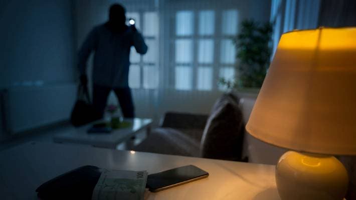 Agadir.. Des voleurs s'introduisent dans la chambre d'hôtel d'une femme et lui volent son argent et sa voiture