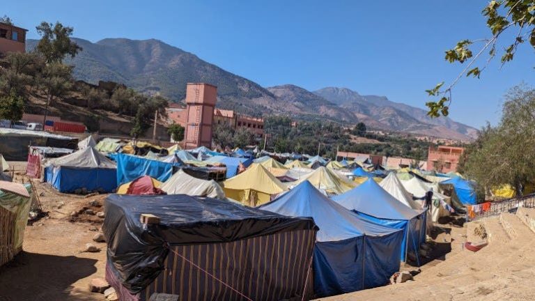 Al Haouz : Après un an... des tentes remplacent les mosquées démolies pour célébrer les prières