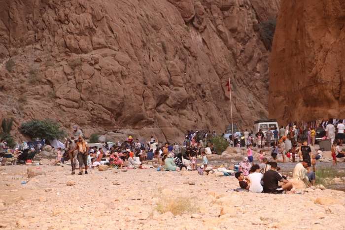 Les pierres susceptibles de tomber menacent la sécurité des visiteurs du détroit de Todghi à Tinnghir... et l'on réclame l'installation d'un réseau de fer pour protéger les touristes