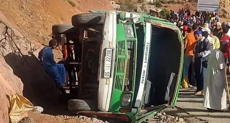 Une personne a été tuée et d'autres ont été blessées suite au renversement d'un double bus dans la région d'Azilal.
