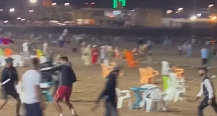 Panique et terreur parmi les vacanciers de la plage d'El Jadida. Combat à coups d'épée entre ceux qui ont des chaises et des parasols.