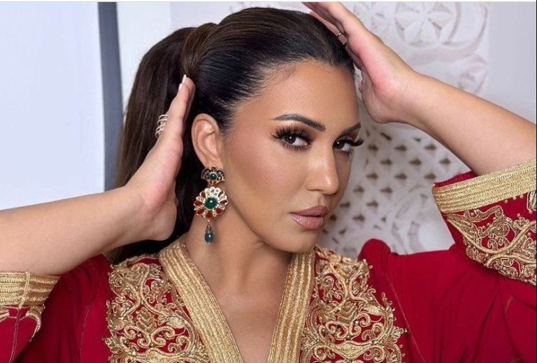 Singer Asmaa Al-Munawar wears a Moroccan kaftan during her last concert