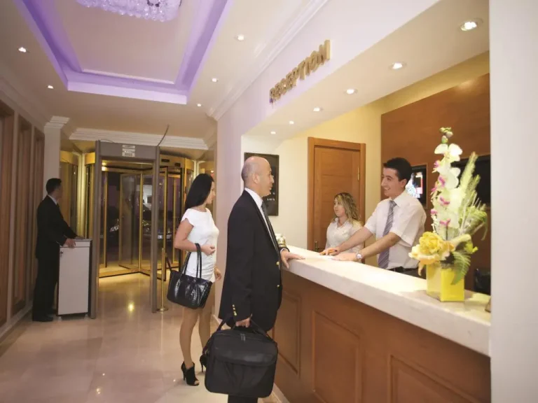 The hotel sector in Morocco: benefits for professionals and customer complaints