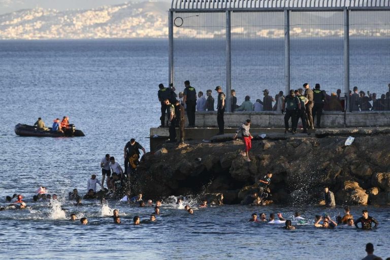 The influx of migrants into occupied Ceuta mobilizes Moroccan and Spanish authorities