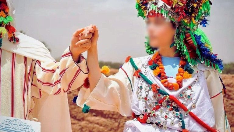 Because of “Kiss”… Two tourists in Berber attire set social networks ablaze (photos)