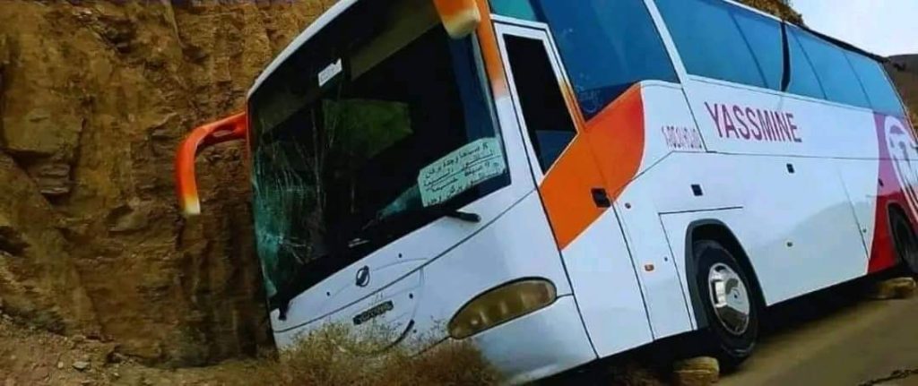 Injured after passenger bus overturns on outskirts of Al Hoceima province (photos)
