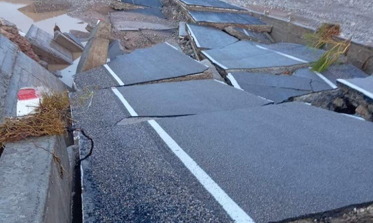 En images : l'effondrement de maisons et d'installations artistiques et les dégâts sur des tronçons de route consacrés à la pomme de terre