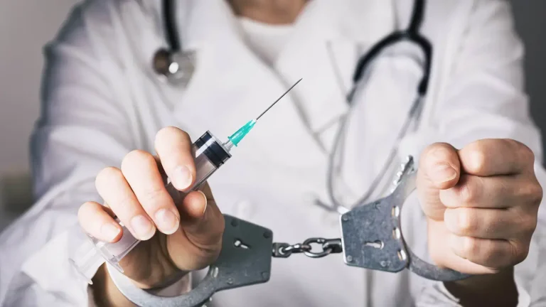 'Fake' Doctor Has Been Performing Surgery for 20 Years (Photos)