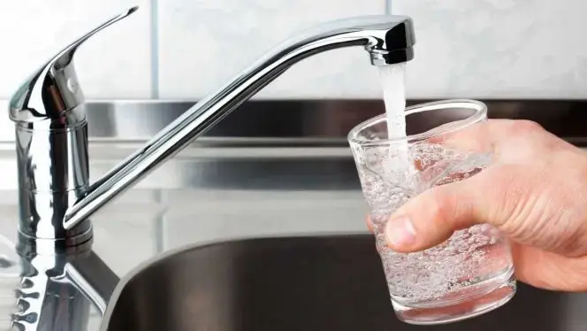 Exige qu'une réunion soit tenue au Parlement pour discuter de la situation de l'eau au Maroc