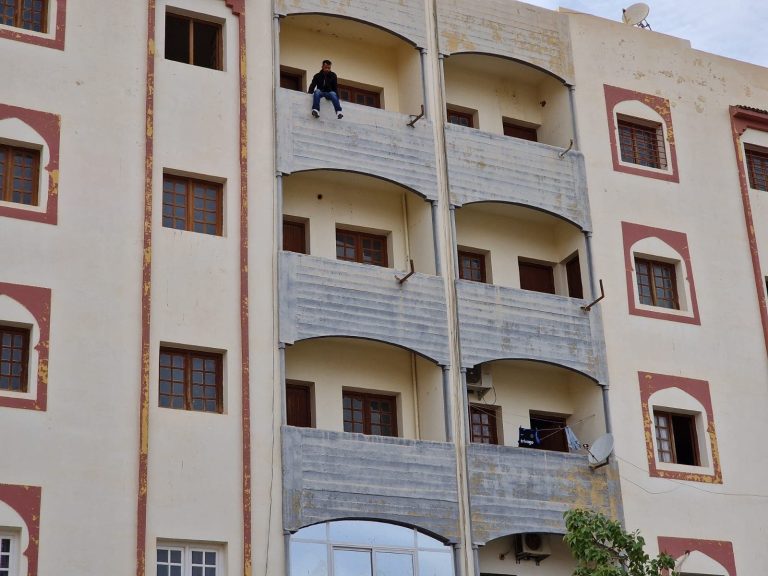 Garsif: Saving a young man who tried to jump from the fourth floor