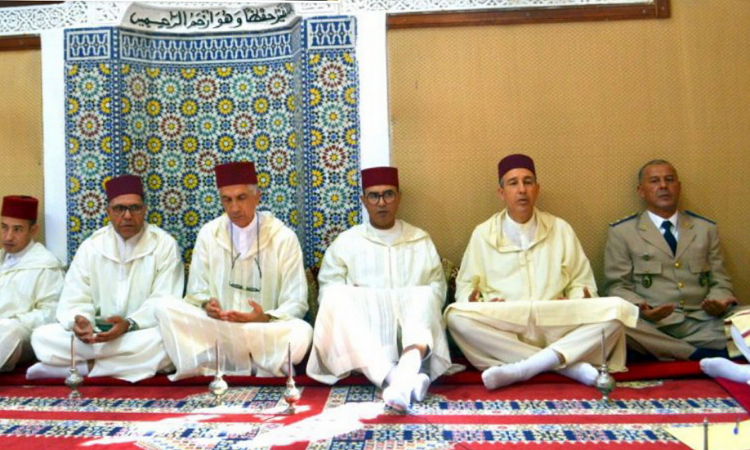 En présence du gouverneur de la province de Taza... une donation royale a été remise au sanctuaire de Chérif Sidi Azouz