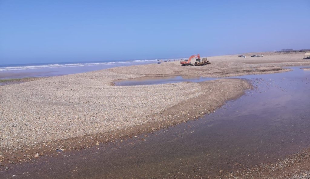 Placing sand barricades at the Oum Er-Rbia estuary to prevent water loss into the sea