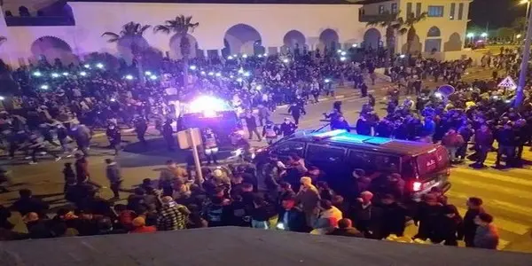 Promouvoir des vidéos pour les foules des festivals de plage sous prétexte qu'il s'agit d'une migration massive vers Ceuta