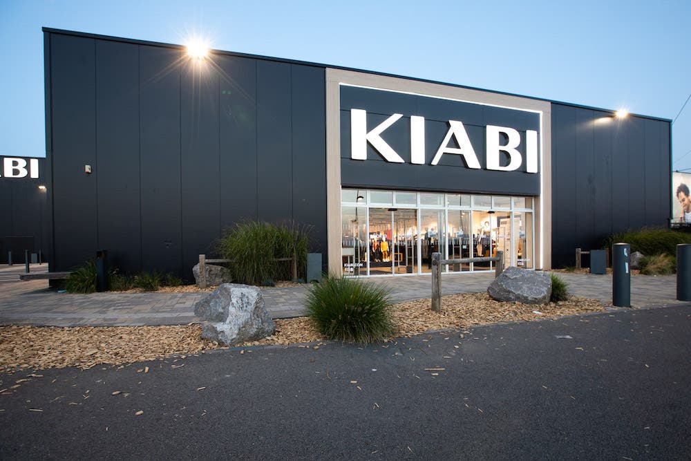 She moves towards a life of extravagance and luxury. An employee of “Kiabi” embezzles 100 million euros