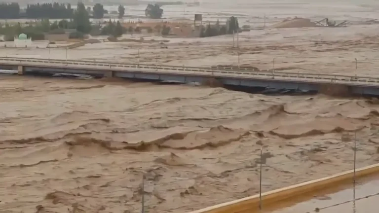 Tan-Tan: Torrential floods surround a bus carrying passengers. (Image)