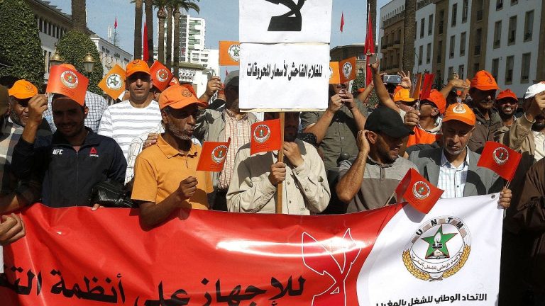 Union announces protest outside parliament in name of 'decent life'