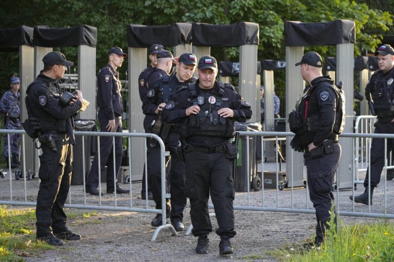 With a hammer, a knife and a gun... a child attacks a school in Russia