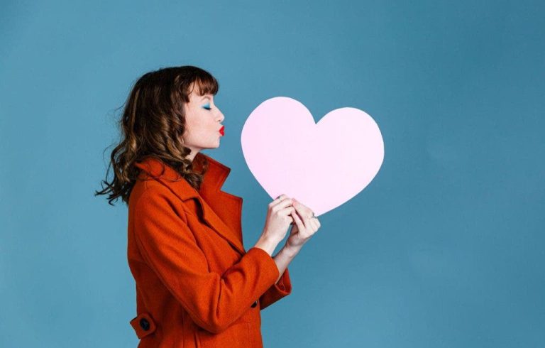 A kiss could put his life in danger. A young woman lives with a rare syndrome (photos)