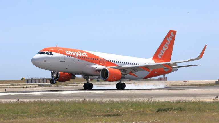 A passenger's drunkenness disrupts a plane flight between Agadir and Lyon