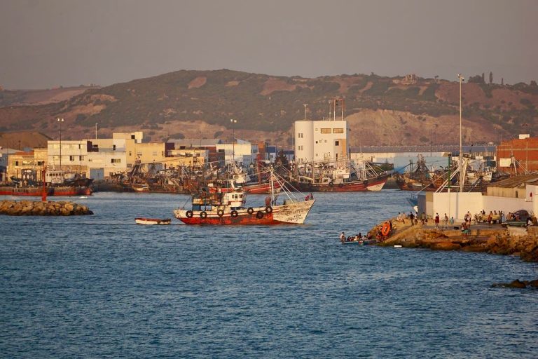 A sailor had his leg amputated during a serious accident on the coast of Larache