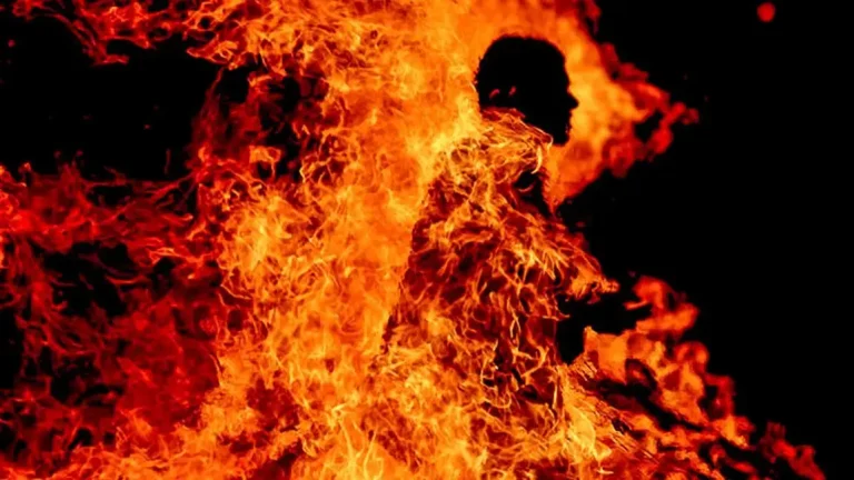 After the leader of the group threatened to kill him… a young man ends his life by “burning” in Yusufiyah province (video)