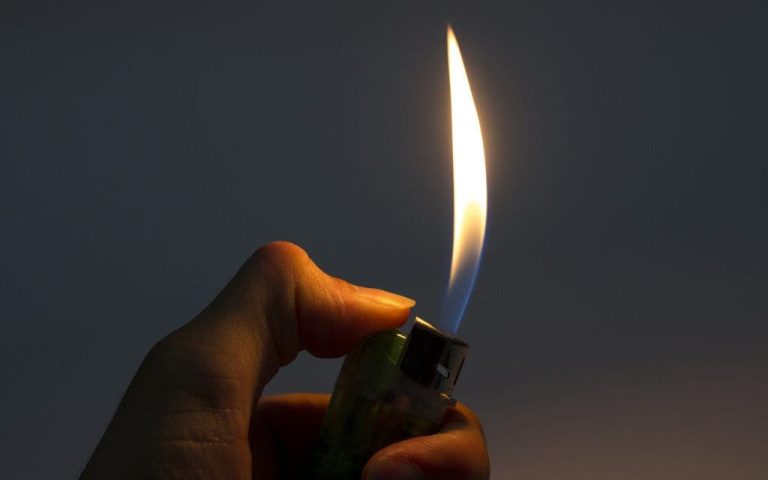 Al-Bayda… a mentally ill person sets a gas station employee on fire and security intervenes