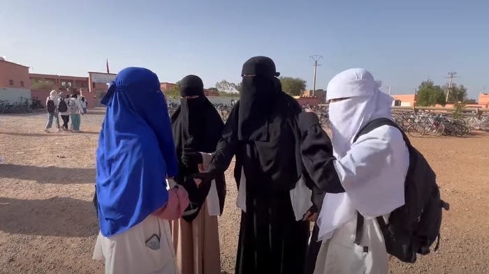 En raison du niqab, les étudiantes n'ont pas été autorisées à entrer à l'école secondaire Al-Marbouh à Kalaat El-Sraghna.