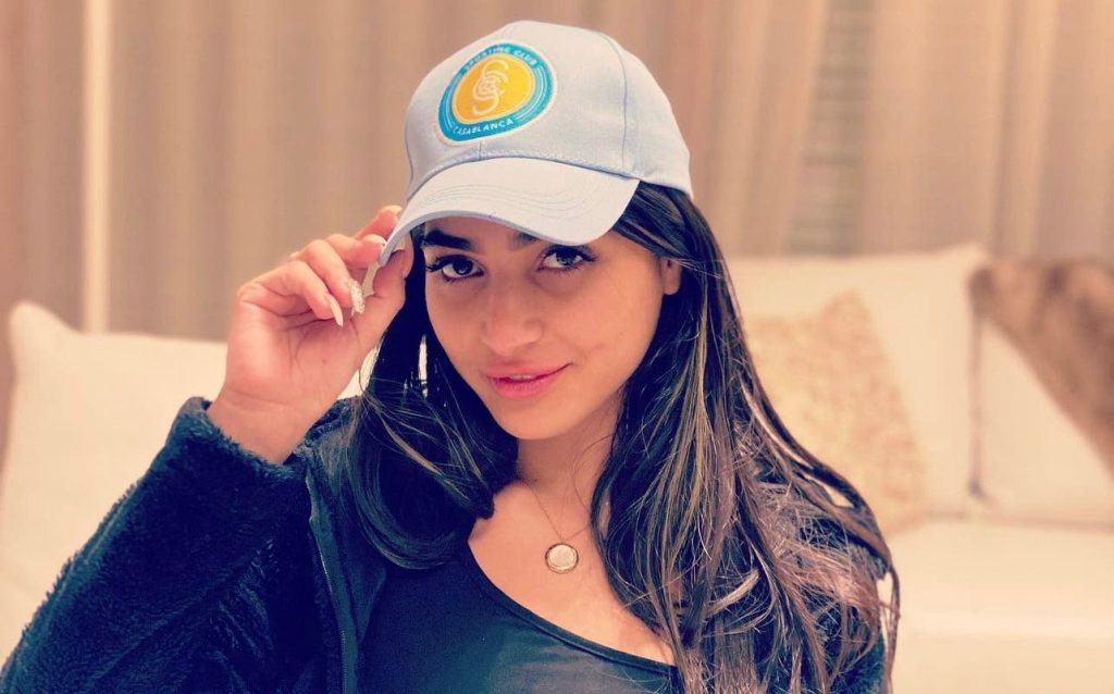 “Elie” supports his sister, Maryam Al-Arbawi (photo)