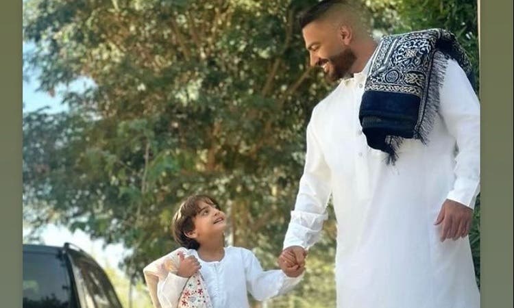 "Je lui ai appris à prier pour tout le monde." Tamer Hosni accompagne son fils Adam pour accomplir les prières du vendredi.